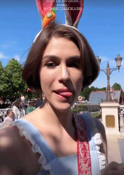 双子舞伶演员到中国旅游：头顶兔耳朵畅游迪士尼